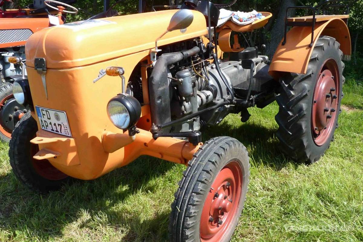 $!70 años de Porsche; dar 'voz' al Delorean, hasta tractores, 10 anécdotas en su legendaria historia