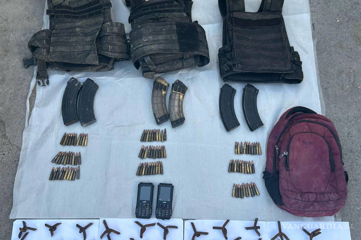 Arrestan a tres en posesión de equipo táctico y ponchallantas en carretera de Nuevo León