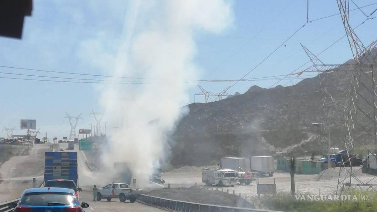 Tráiler sufre incendio y se consumen 40 toneladas de alfalfa en carretera Monterrey-Saltillo