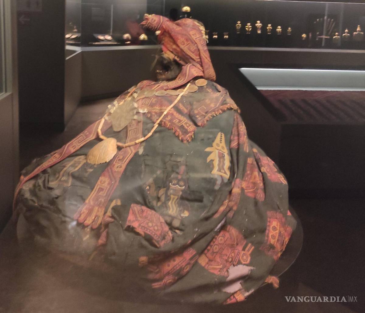 $!Momia estilo fardo de la Cultura preinca de Paracas. Perú precolombino, de unos 2,000 años de antigüedad. EFE/Museo de América de Madrid