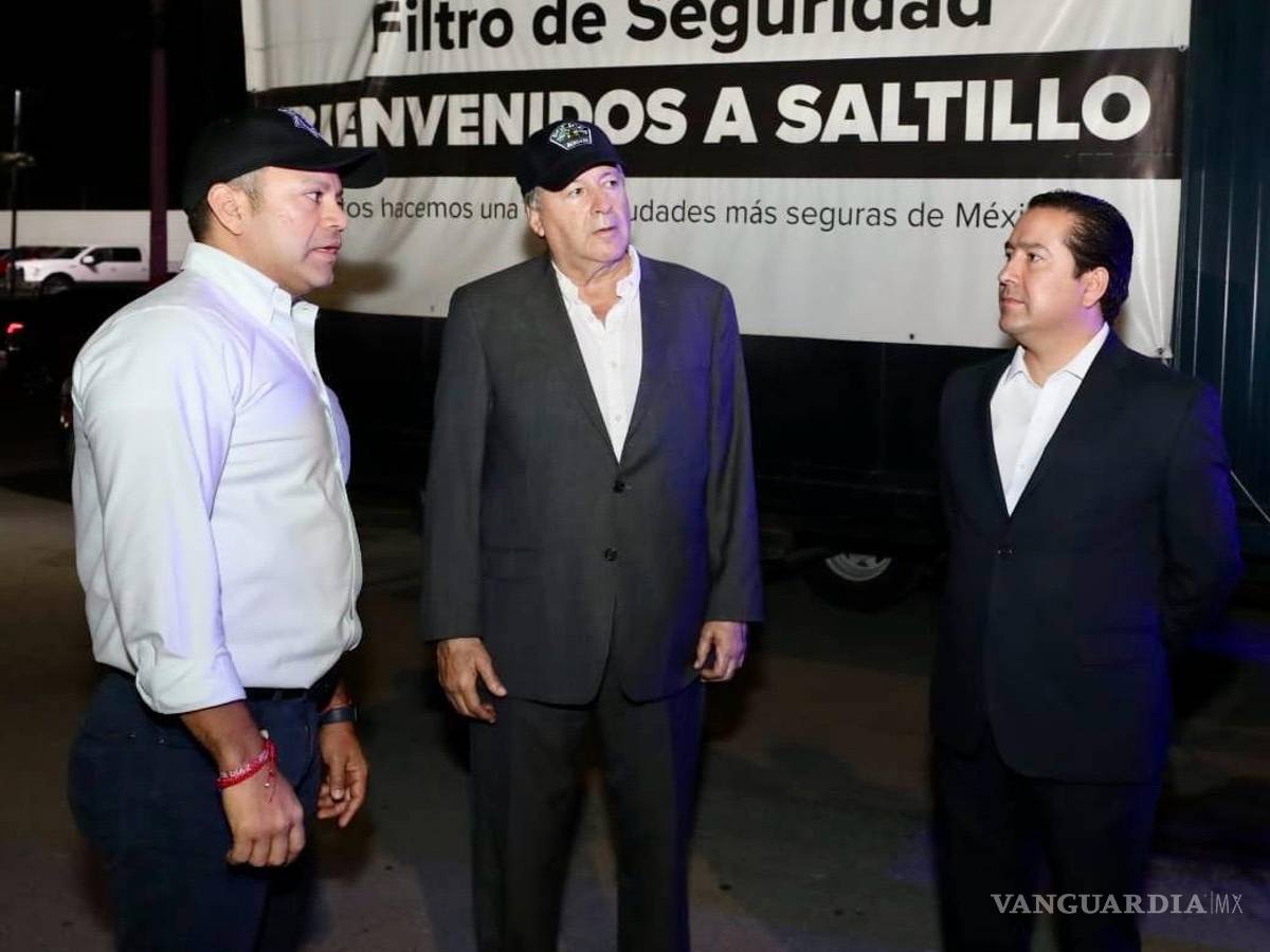 $!El alcalde José María Fraustro Siller (centro), dio instrucciones para reforzar la seguridad en la ciudad durante las vacaciones de verano.