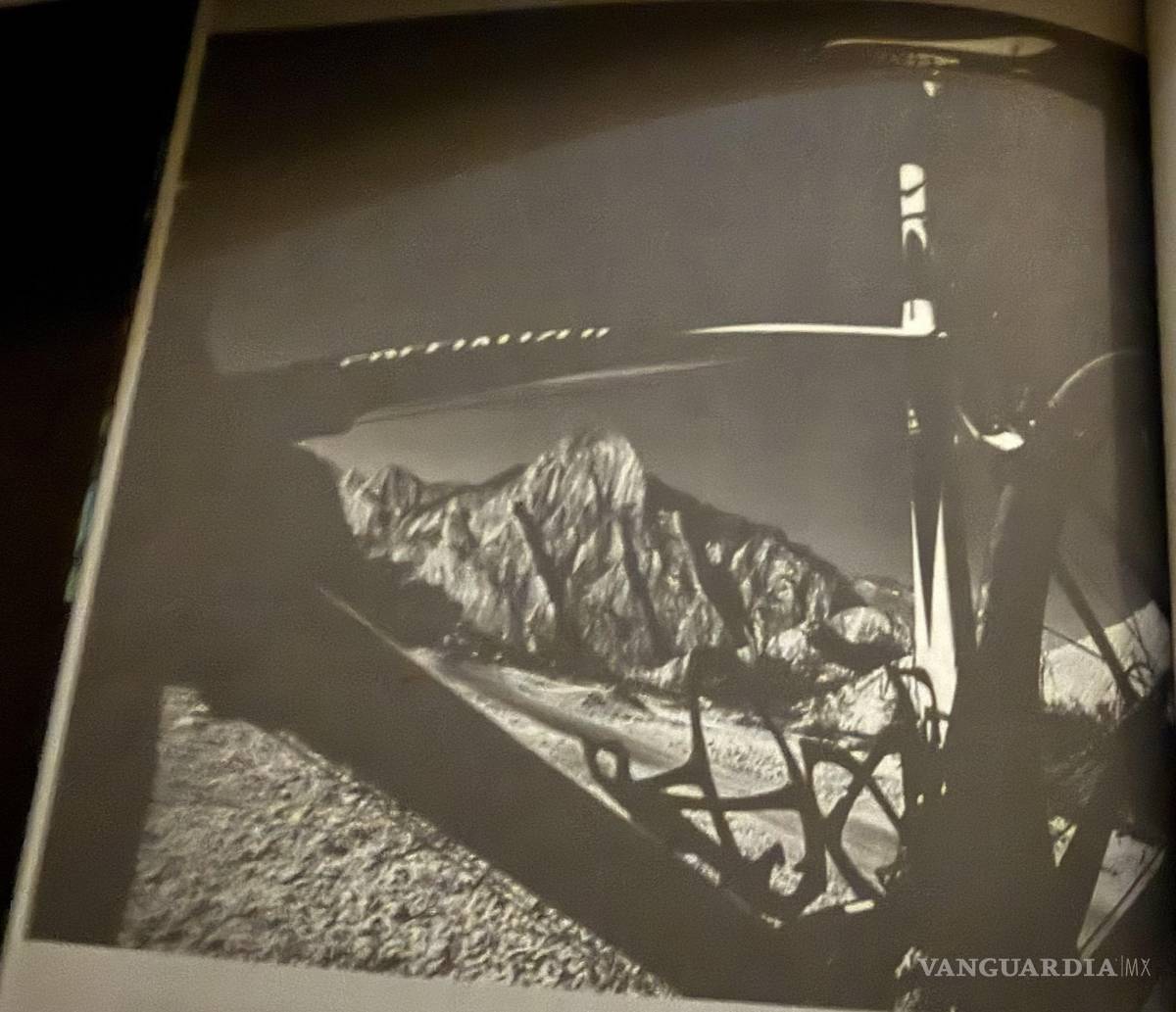 $!Con su amada bicicleta en primer plano y uno de los picos de La Huasteca. Te voy a extrañar, mi querido Shamuko.