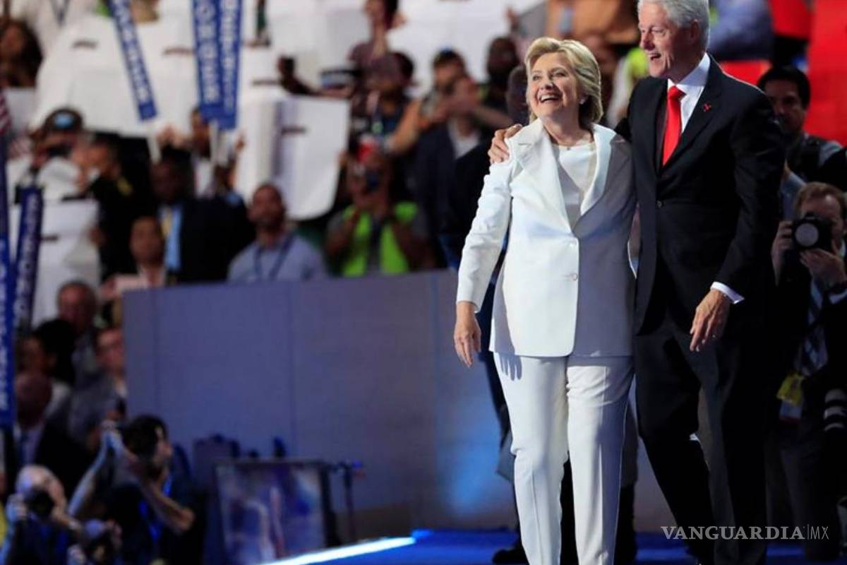 Asume Bill Clinton rol como esposo de la candidata