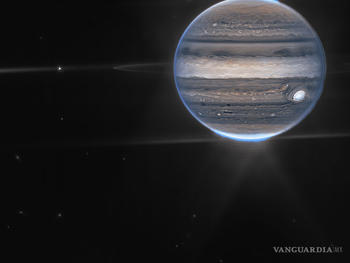 $!En esta vista de campo amplio se ve a Júpiter con sus anillos tenues, que son un millón de veces más tenues que el planeta.