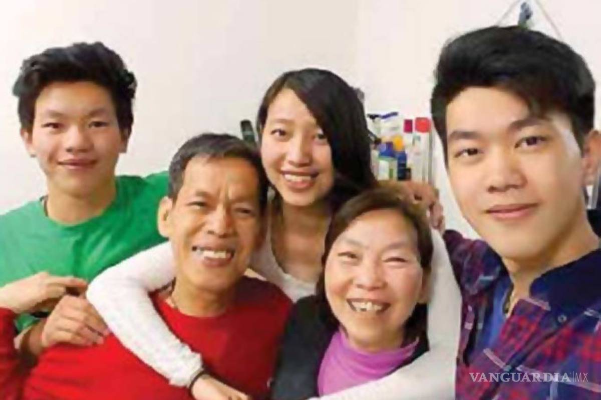 Emotiva despedida para dos extranjeras