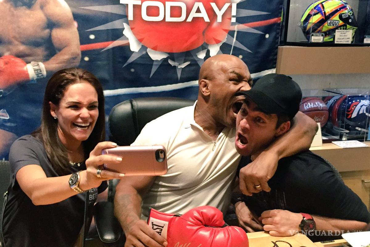 Omar Chaparro recrea mordida de oreja con Mike Tyson