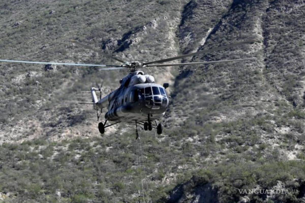 Con helicóptero de la GN, refuerzan ataque aéreo contra incendio forestal en Santa Catarina, Nuevo León