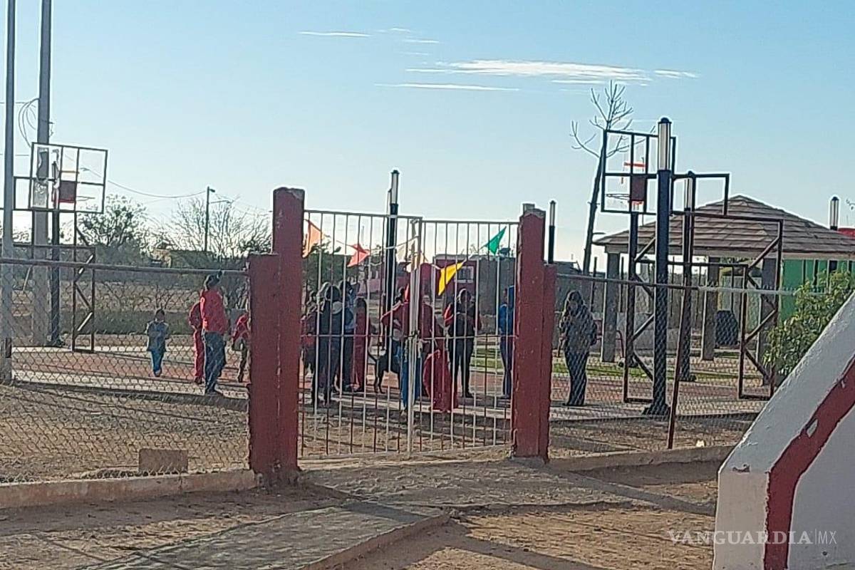 Maestra alega ser retenida por padres de familia en escuela de Ramos Arizpe; Sedu lo niega