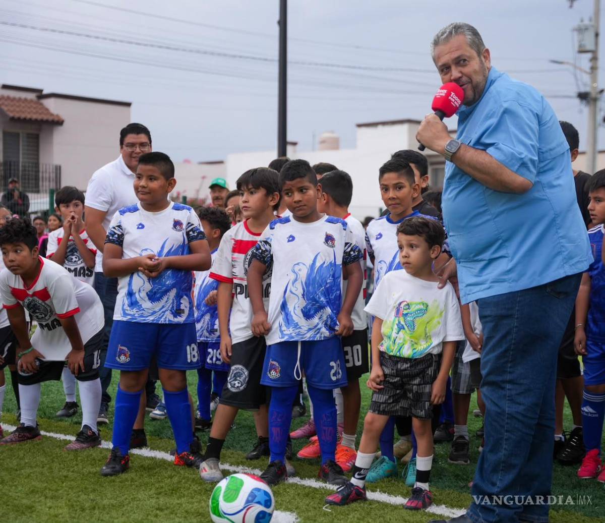 $!El terreno de juego fue renovado con pasto sintético, mejorando las condiciones para la práctica del futbol.