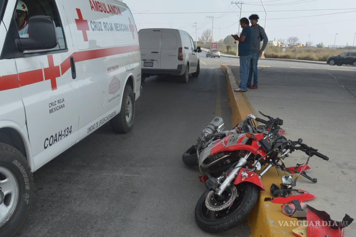 Destroza su moto al chocar contra un vehículo