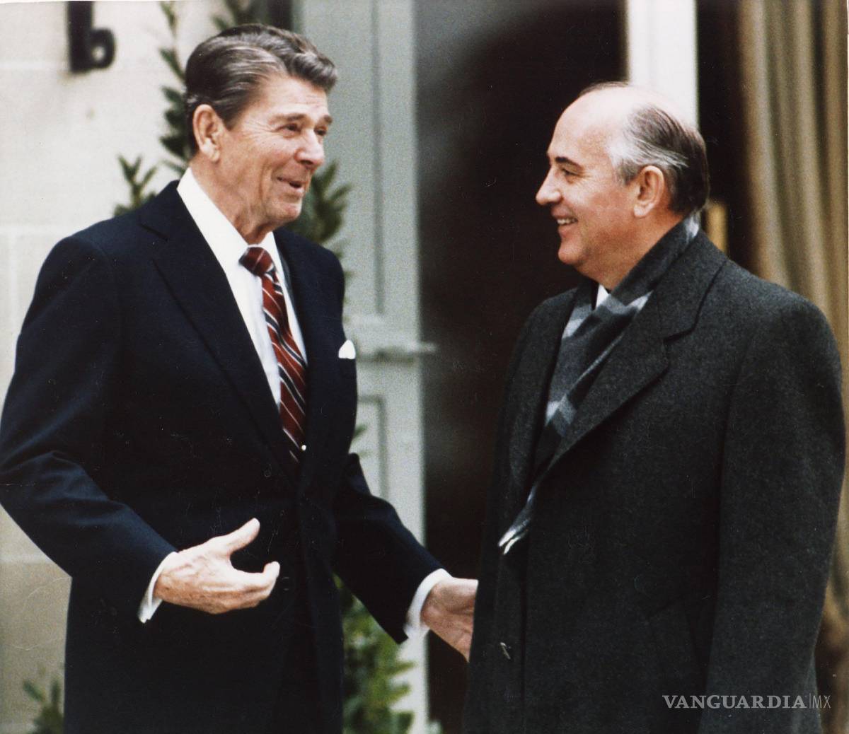 $!El presidente Ronald Reagan y el líder soviético Mikhail Gorbachev frente a la vila Fleur D’Eau en Versoix, cerca de Ginebra, Suiza, el martes 19 de noviembre de 1985.