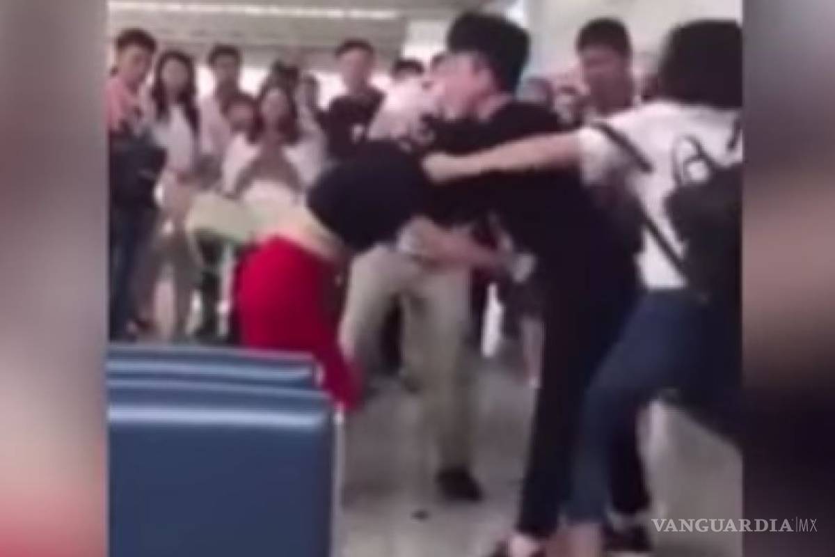 Mujer golpea y desnuda a amante de su marido en pleno aeropuerto