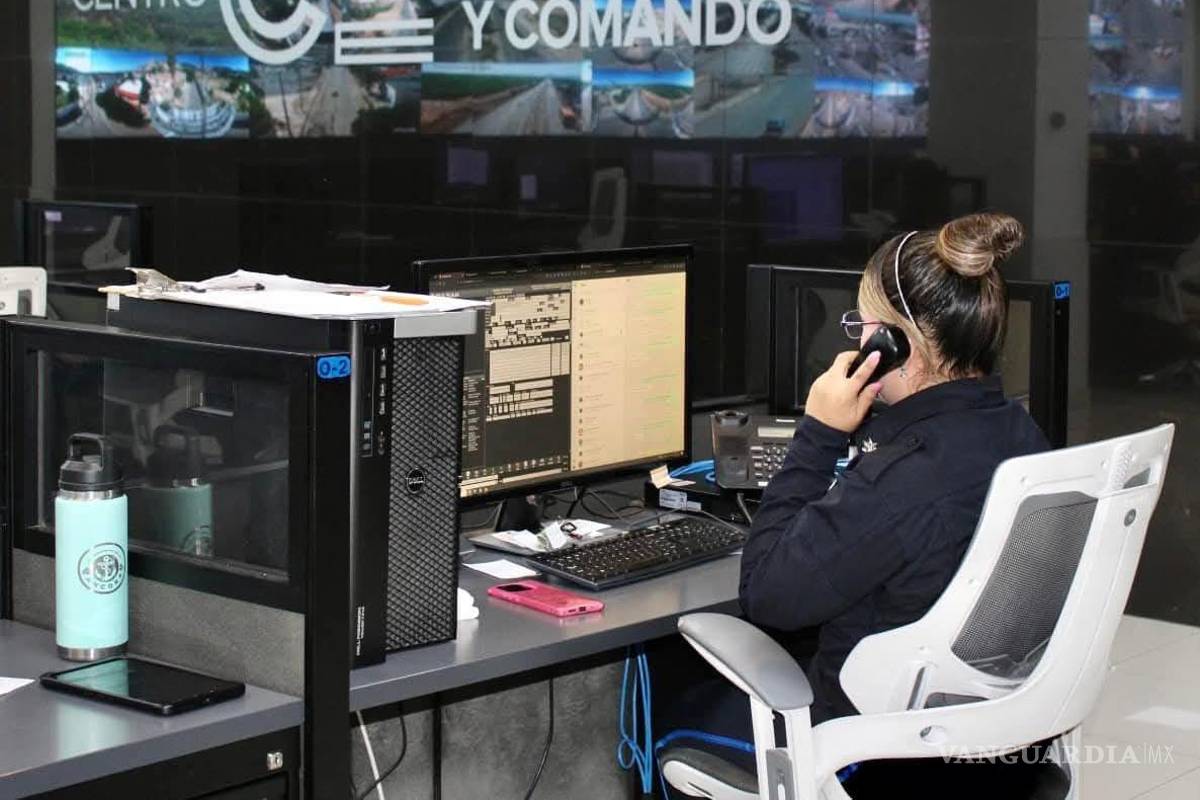 $!Ciudadanos reciben orientación de la Policía sobre cómo identificar llamadas fraudulentas.