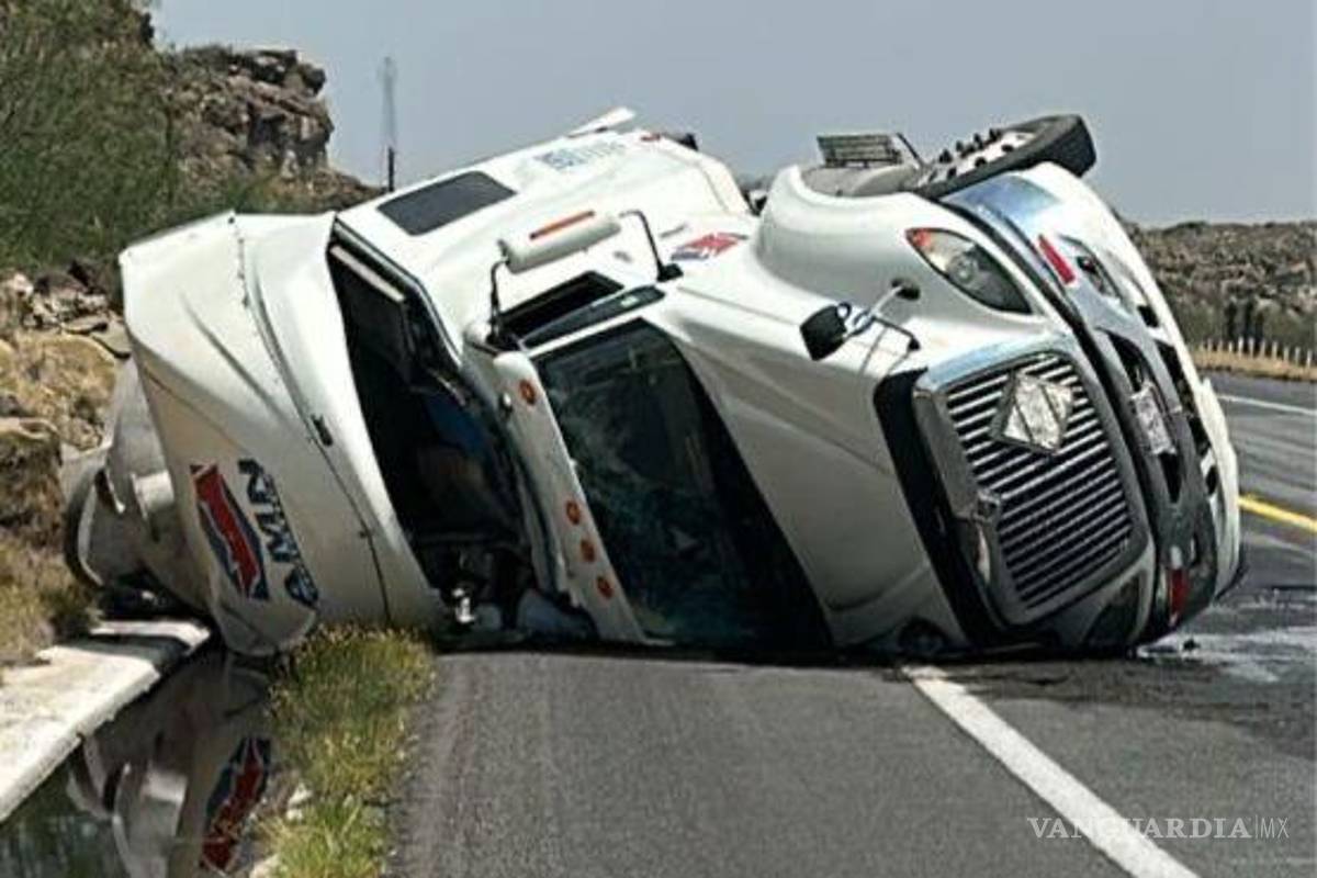 Conductor vuelca con pipa de agua contaminada, en Ramos Arizpe