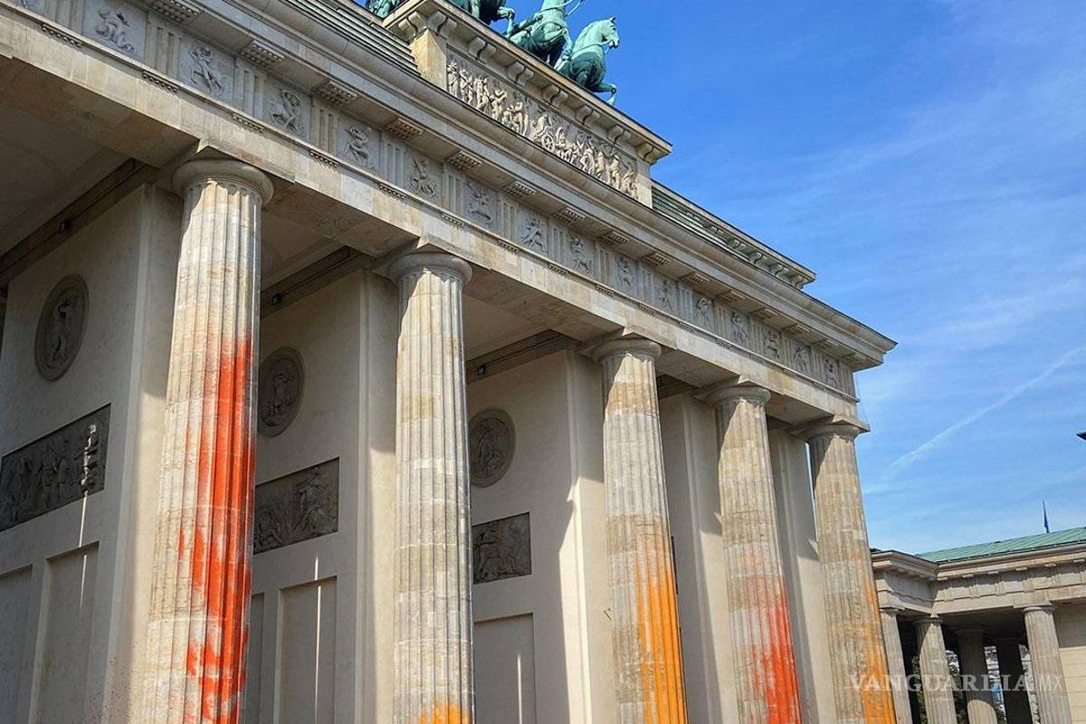 Activistas arrojaron pintura a la Puerta de Brandeburgo en Berlín, en protesta contra el cambio climático