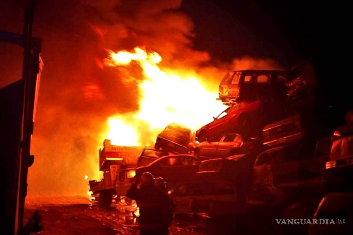 Arden centenares de vehículos en corralón de “Grúas Laguna” en Torreón