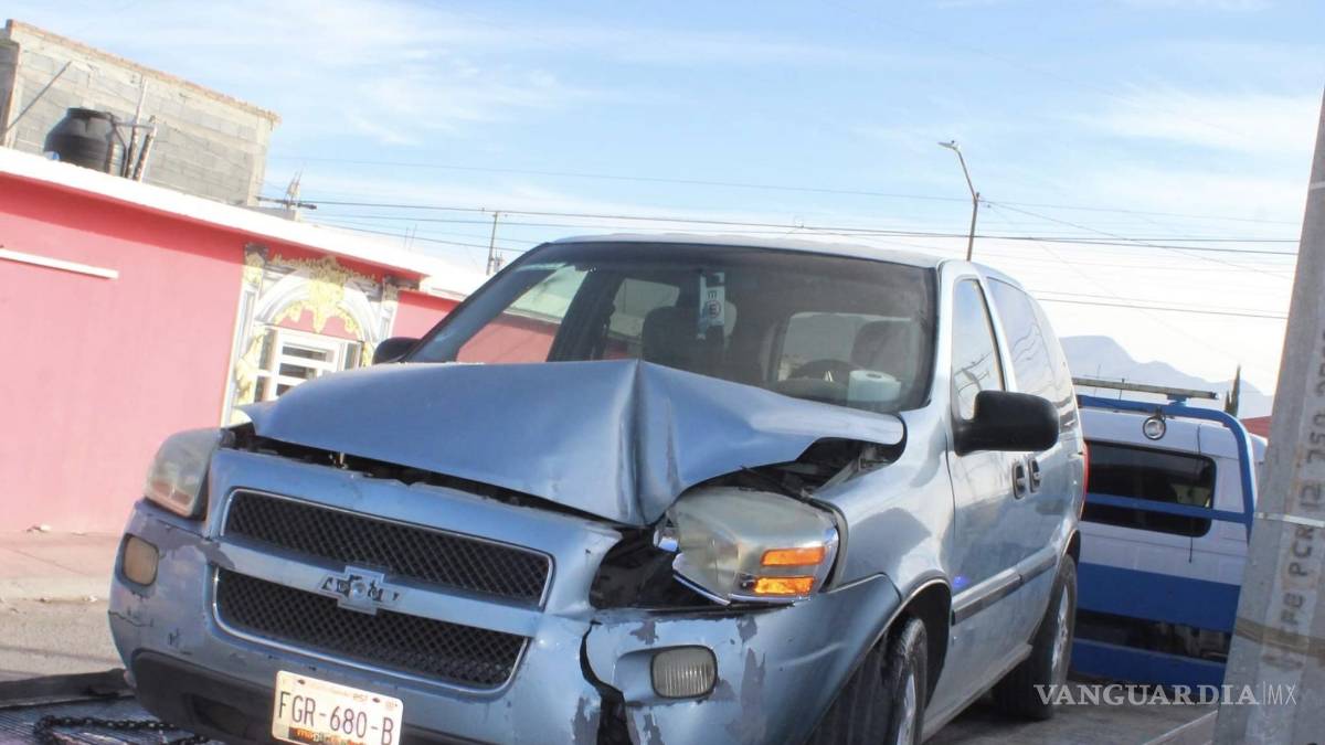 Madre pierde el control de su vehículo y choca contra ‘tiendita’ en Saltillo