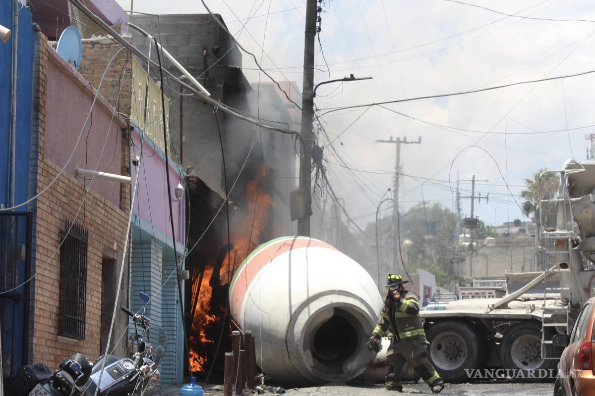 Saltillo: choca revolvedora e incendia casa y tres autos en Santa Anita; evacuan a 50 personas