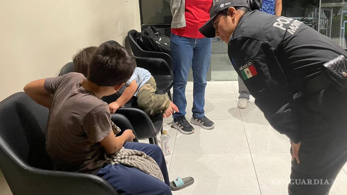 Mujer abandona a sus hijos de 3 y 10 años en estacionamiento de Monterrey