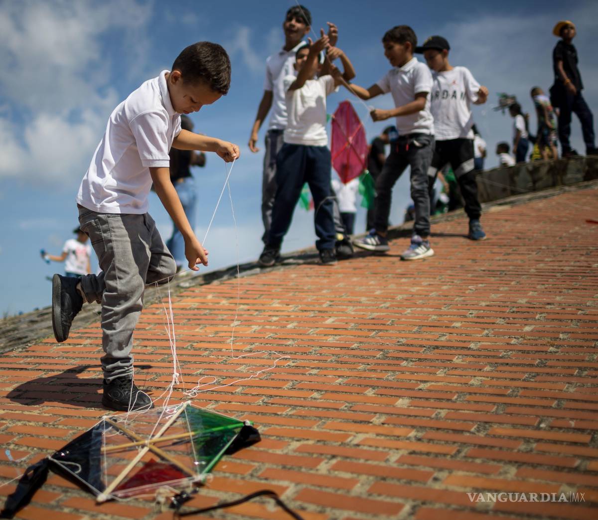 $!Un grupo de niños juegan a volar cometas en Caracas (Venezuela).
