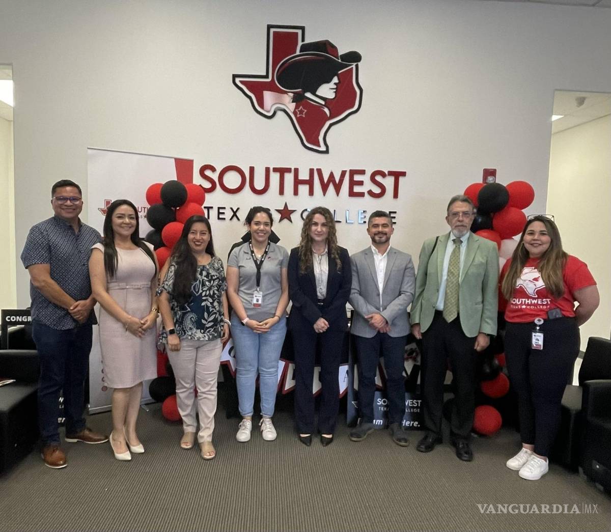 $!La delegación de la UNAM San Antonio reunida con autoridades del Southwest Texas College en Eagle Pass.