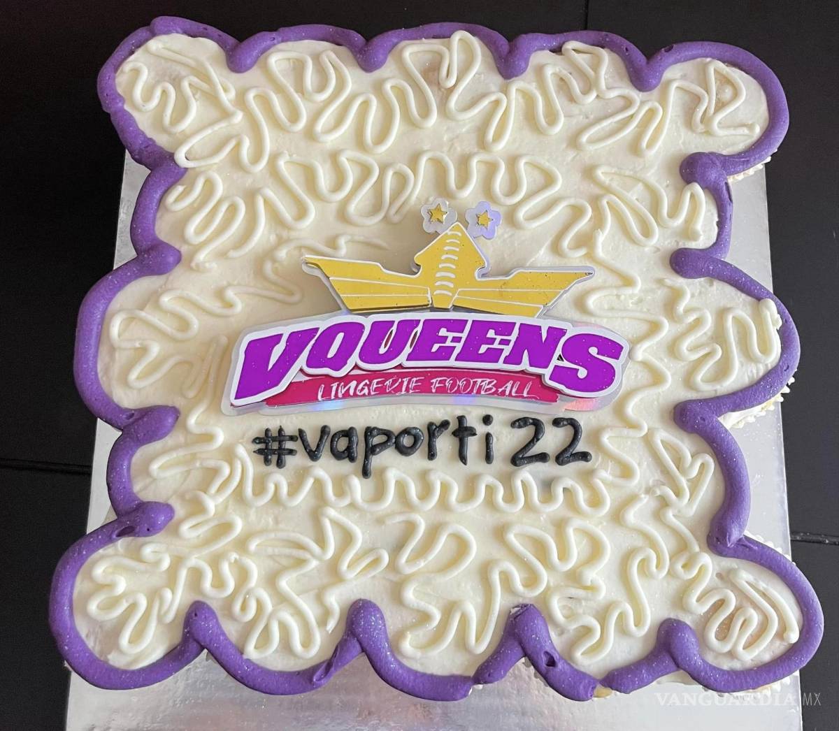 $!Pastel con dedicatoria a la jugadora de VQueens, Karla Salas.