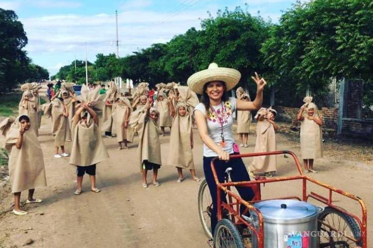 Maestra viste a sus alumnos de 'tamalitos' y se hace viral