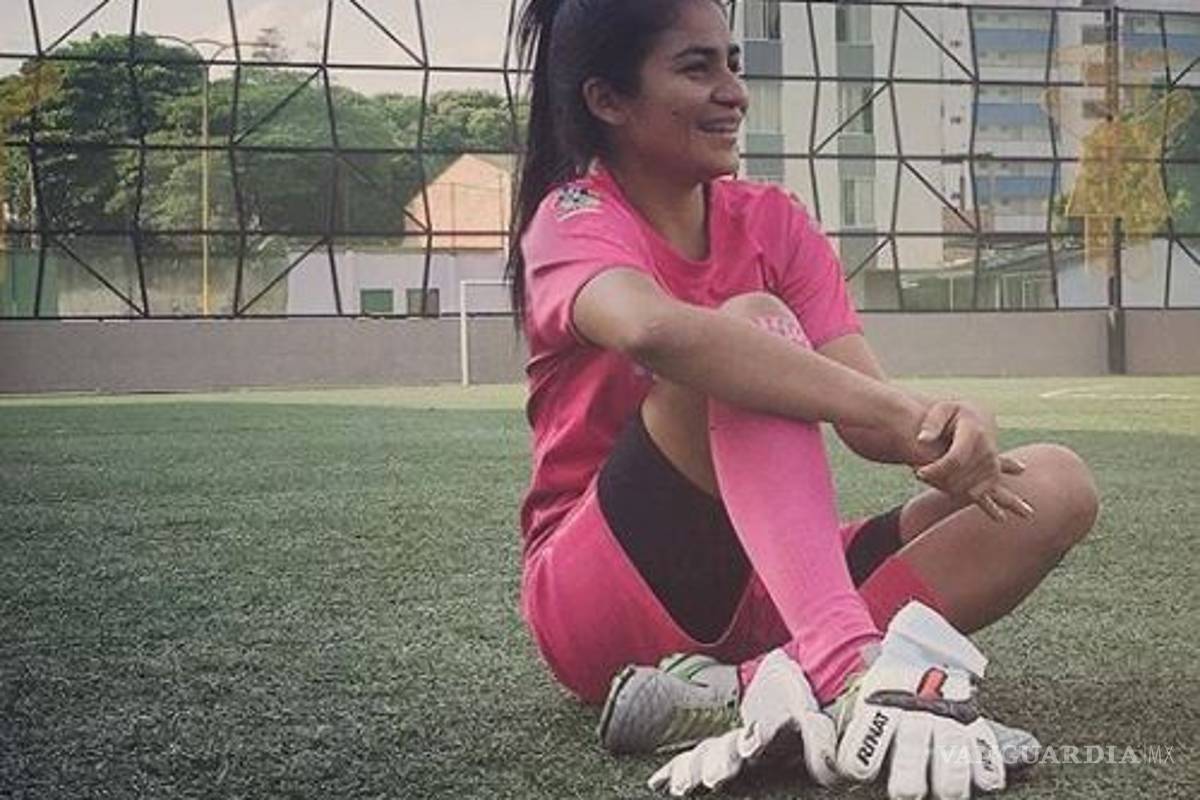 Le amputan una pierna a portera colombiana tras chocar con una puerta de vidrio