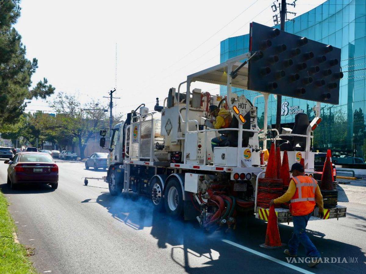 $!Trabajadores realizan los últimos detalles en el bulevar Venustiano Carranza, uno de los proyectos clave del 3er Maratón de Obras Saltillo Nos Une.