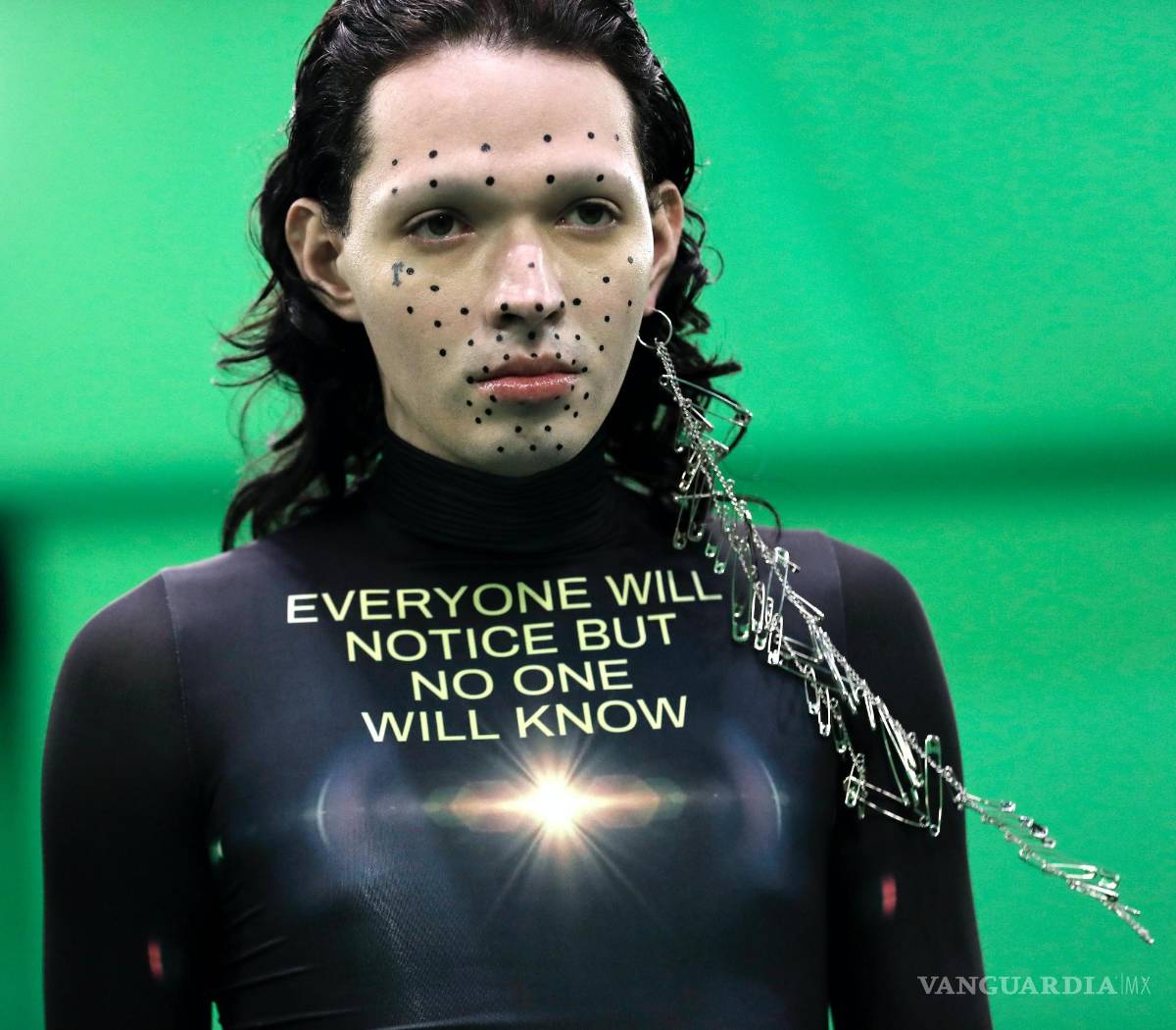 $!Una modelo presenta una creación de la marca de moda Maisie Wilen durante la Semana de la Moda de Nueva York en el 122 Community Center de Nueva York.