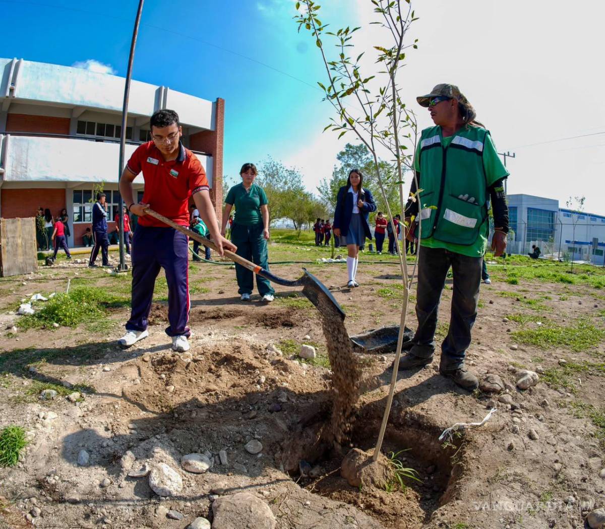 $!Autoridades estatales y municipales participaron en una jornada de reforestación.