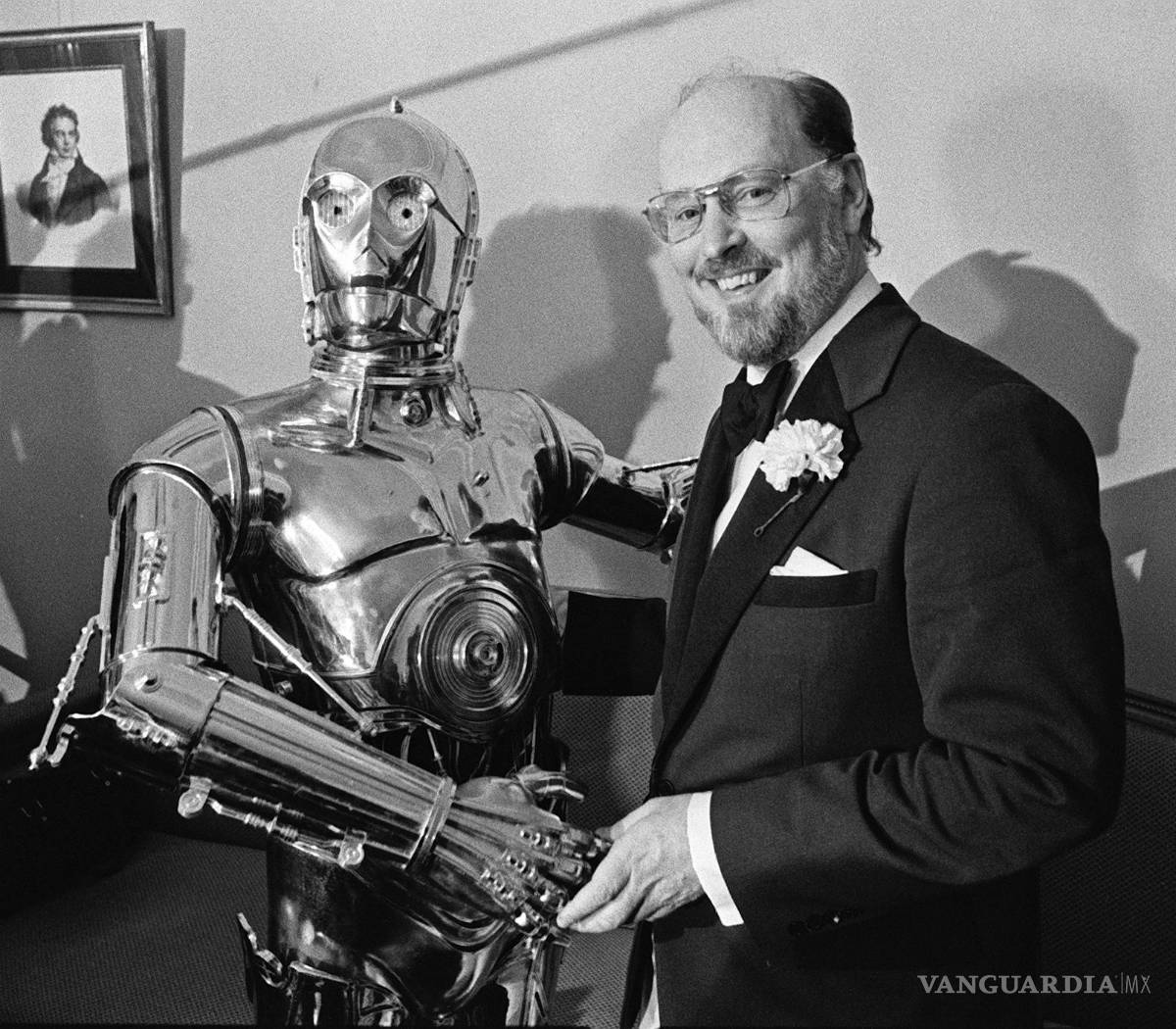 $!El director de Boston Pops John Williams, a la derecha, le da la mano al personaje C-3PO de Star Wars en una conferencia de prensa en Boston el 30 de abril de 1980.