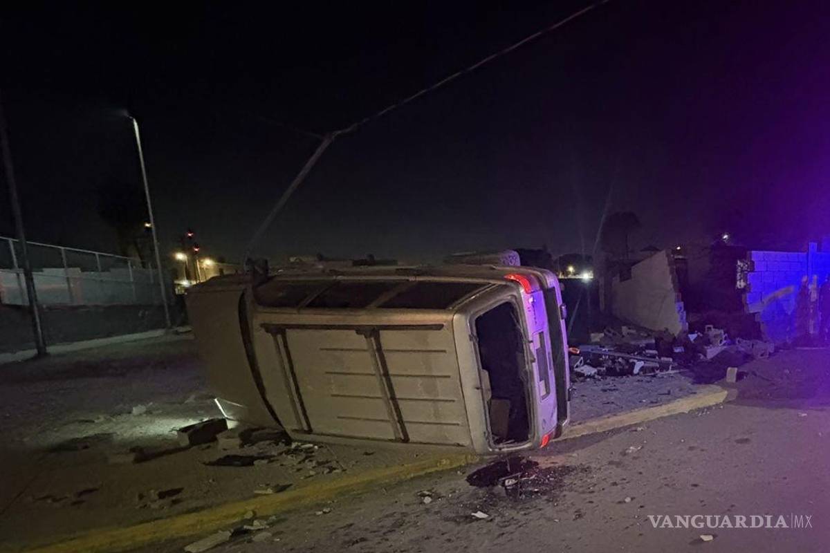 Choca joven ebrio contra barda, vuelca y termina detenido en Ramos Arizpe