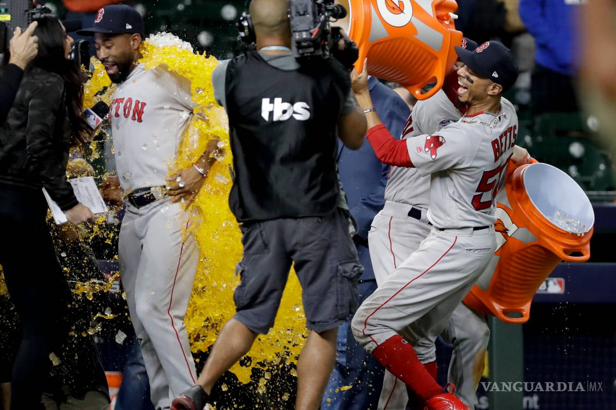 Medias Rojas apalean a los Astros y toman ventaja de 2-1 en la serie por el título de la Liga Americana