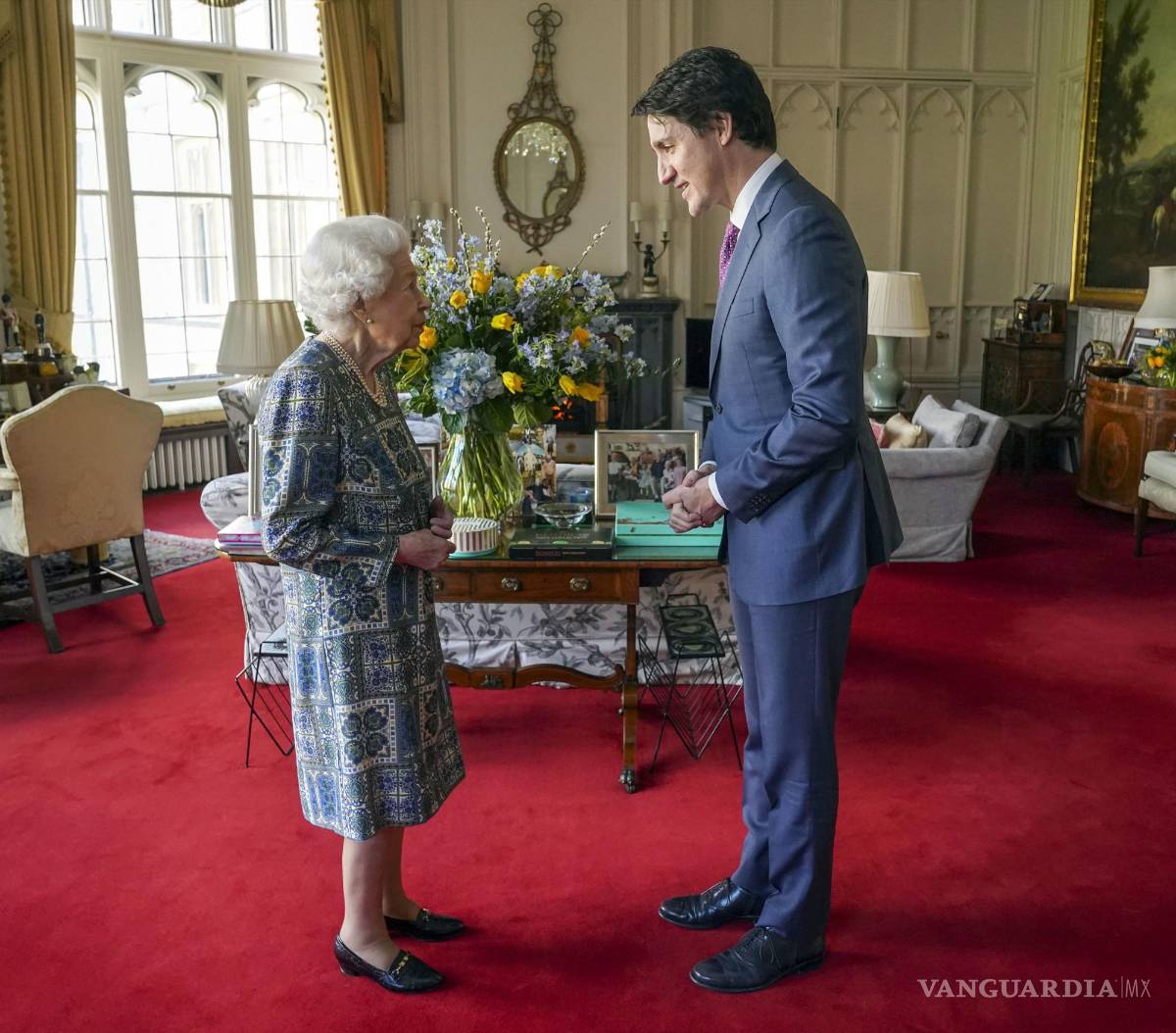 $!La reina Isabel II de Gran Bretaña recibe al primer ministro de Canadá, Justin Trudeau, durante una audiencia en el Castillo de Windsor. AP/Steve Parsons/Pool