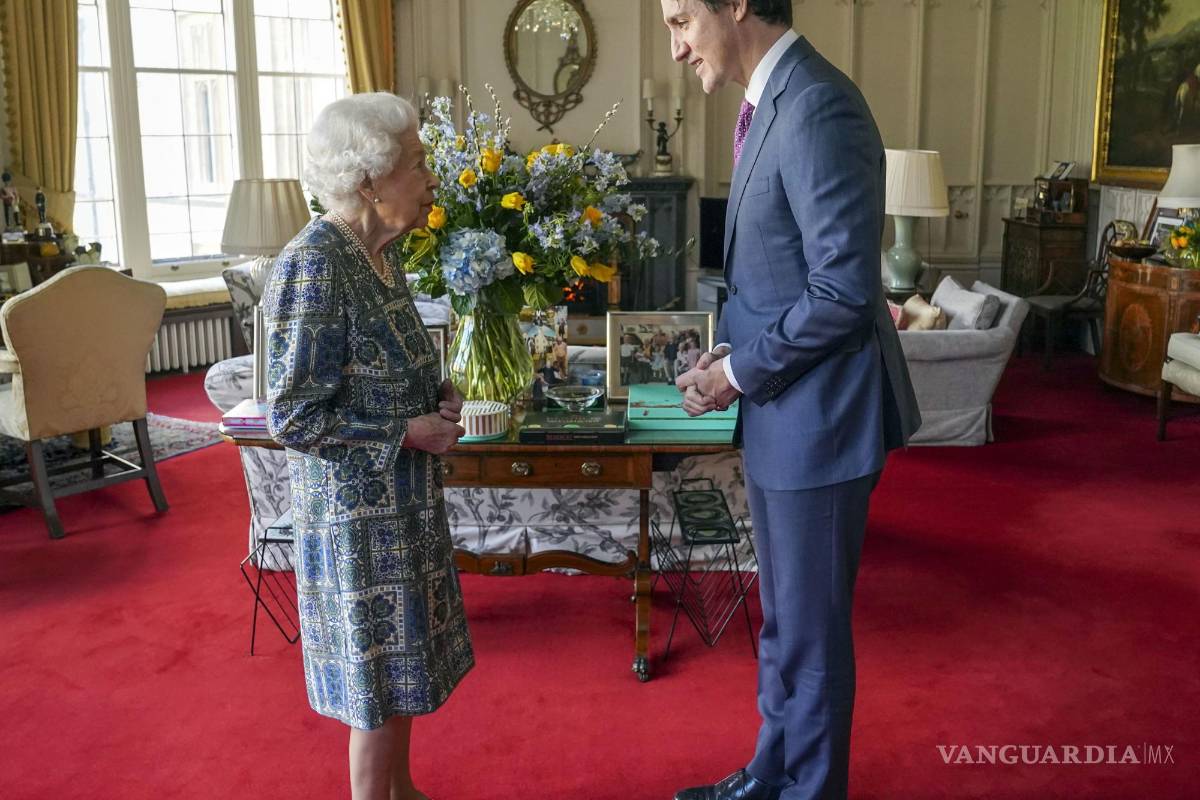 $!La reina Isabel II de Gran Bretaña recibe al primer ministro de Canadá, Justin Trudeau, durante una audiencia en el Castillo de Windsor. AP/Steve Parsons/Pool
