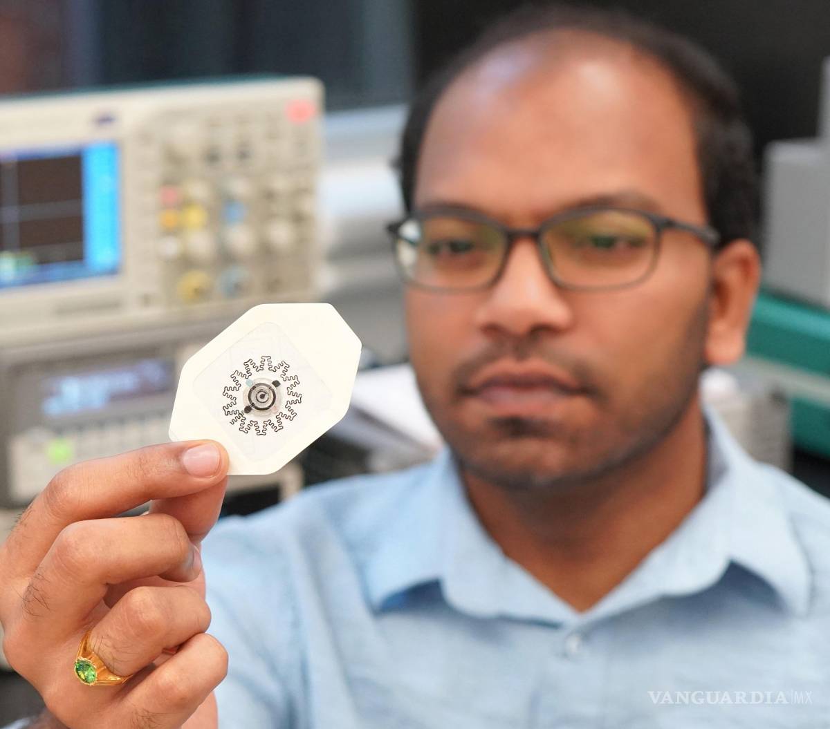 $!El investigador Rajaram Kaveti sostiene el apósito hidráulico sin electrónica WPED para la estimulación eléctrica de la cicatrización de heridas.