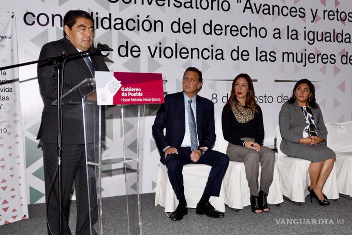 Barbosa firma indulto a mujeres encarceladas por abortar