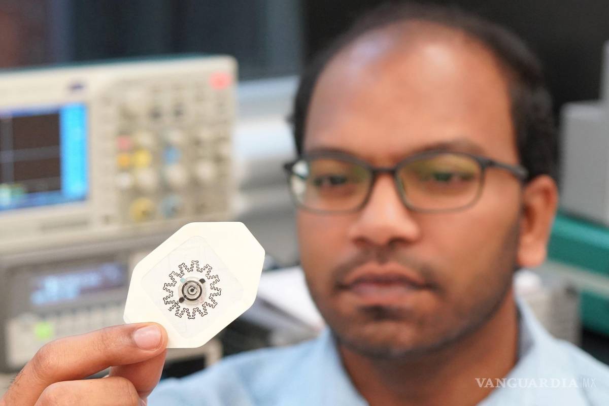 $!El investigador Rajaram Kaveti sostiene el apósito hidráulico sin electrónica WPED para la estimulación eléctrica de la cicatrización de heridas.