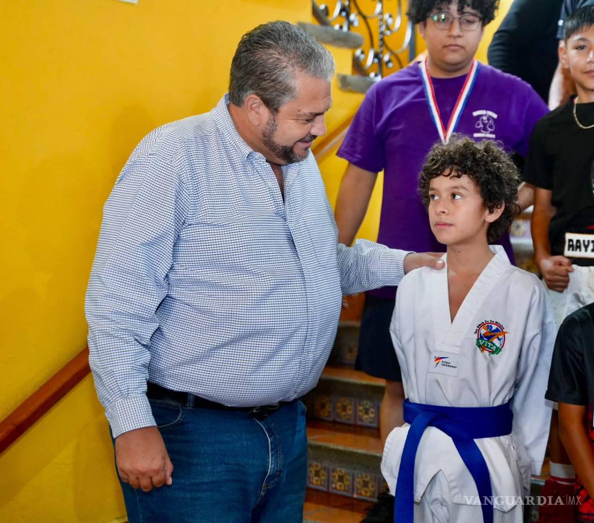 $!El alcalde Tomás Gutiérrez Merino entregó 160 mil pesos en apoyos económicos a deportistas y escuelas deportivas de Ramos Arizpe.
