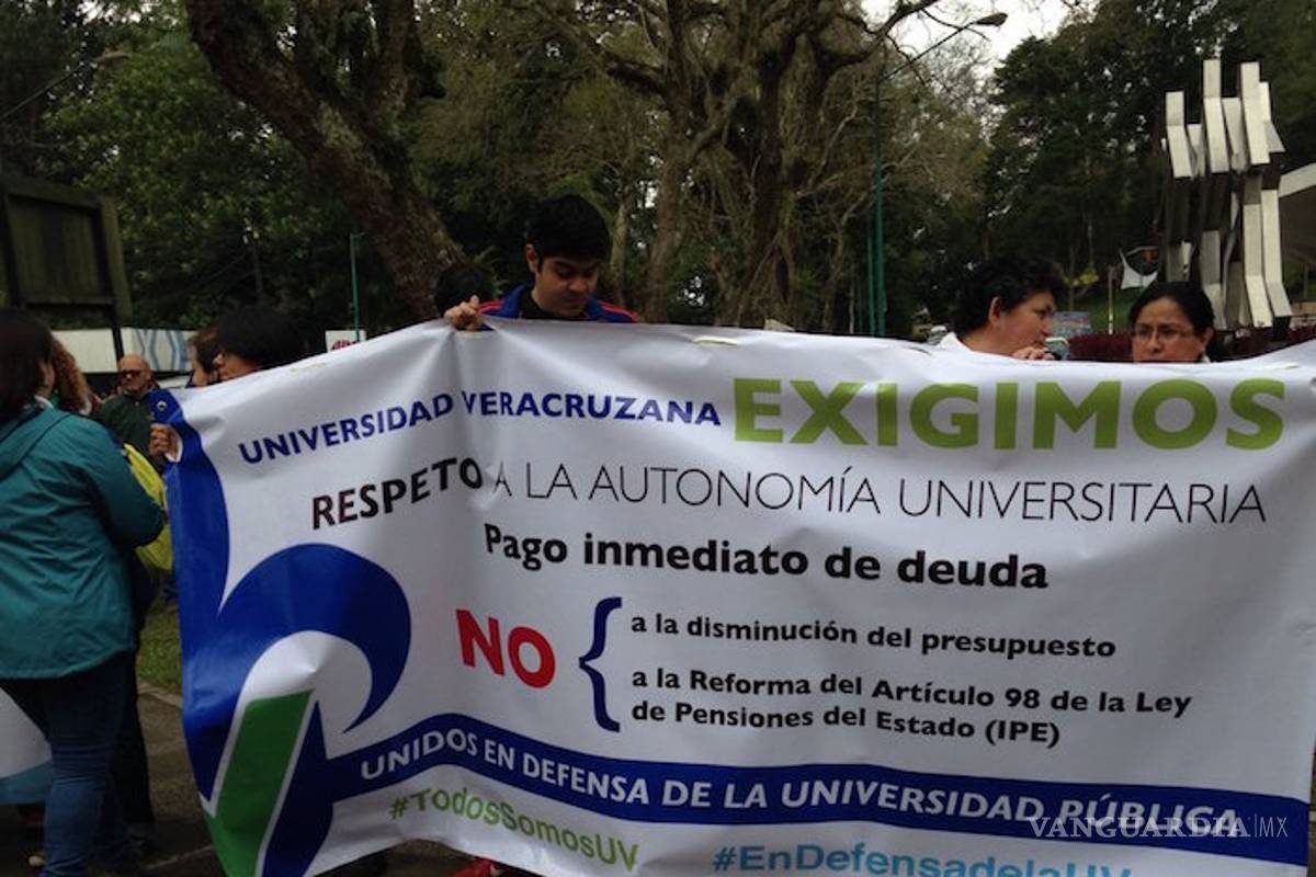 $!Periodistas se unen a protestas en Xalapa; marchan junto a universitarios y académicos de la UV