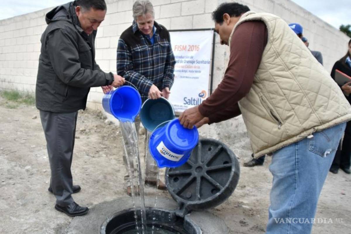 Entregan obras de drenaje y agua potable en colonia Valle Verde de Saltillo