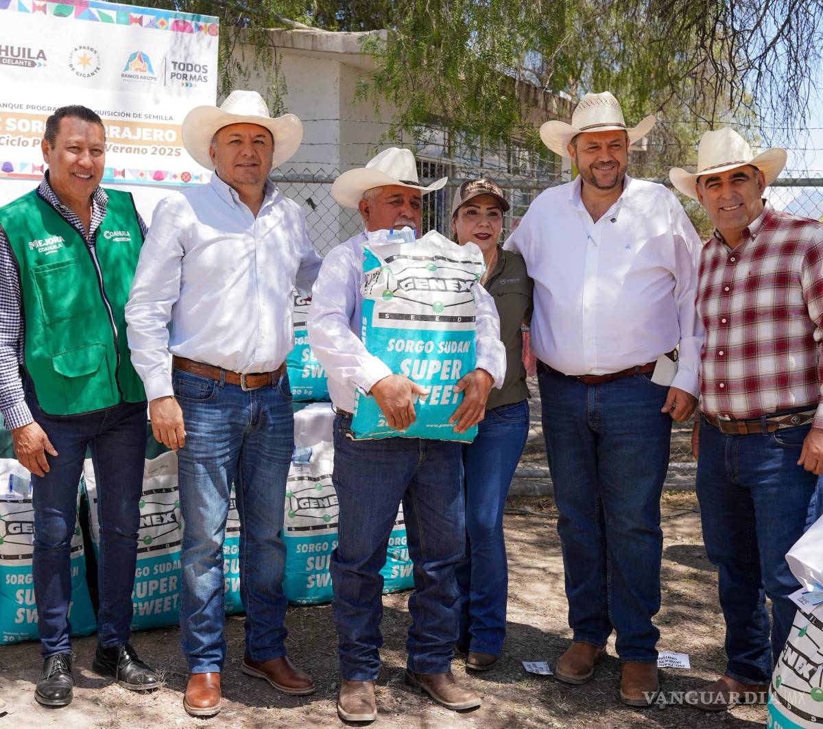$!En el ejido Mesón del Norte, autoridades municipales y estatales formalizan el convenio de colaboración para el programa agrícola.