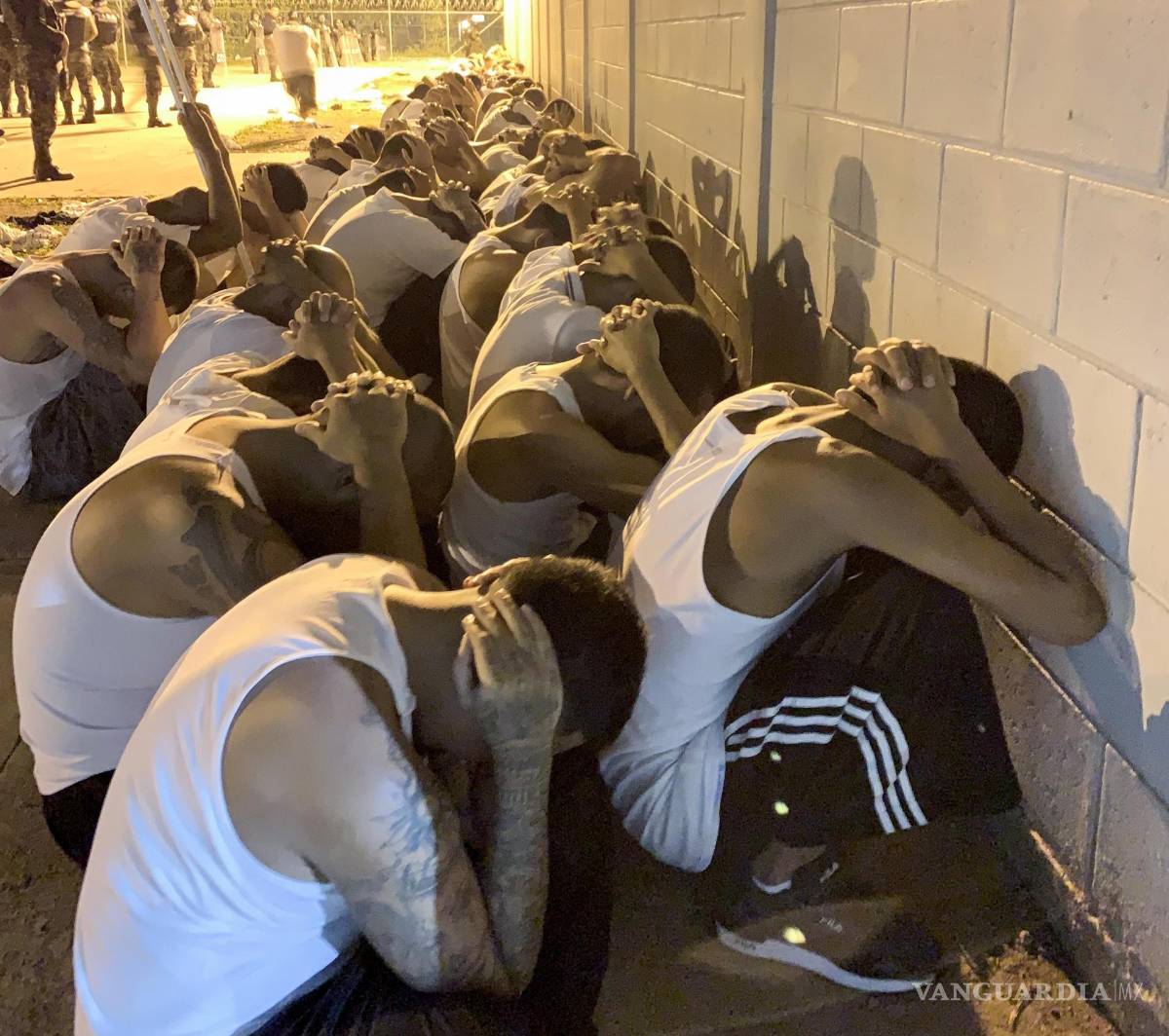 $!Extracción de reos de alta peligrosidad de la cárcel de máxima seguridad, en el departamento de Santa Bárbara (Honduras).