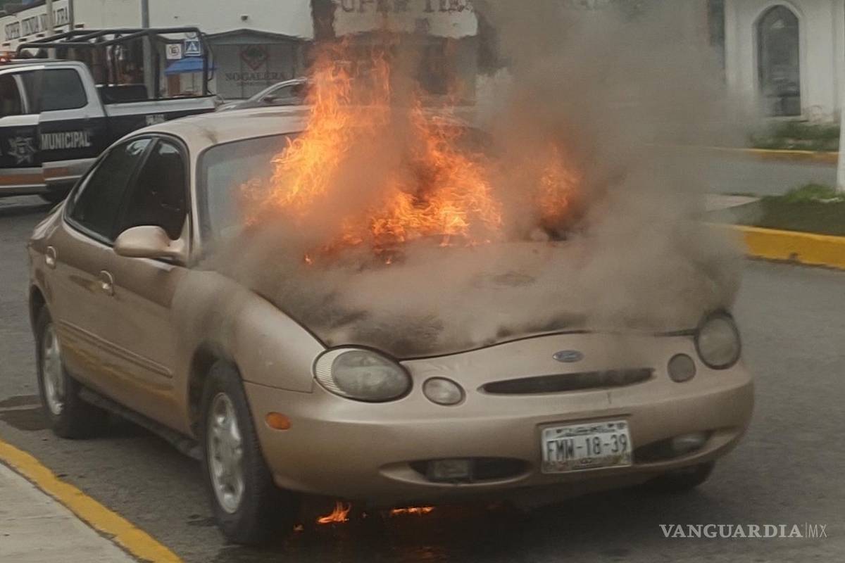 Automóvil se prende en llamas en calles de Parras, Coahuila; familia resulta ilesa