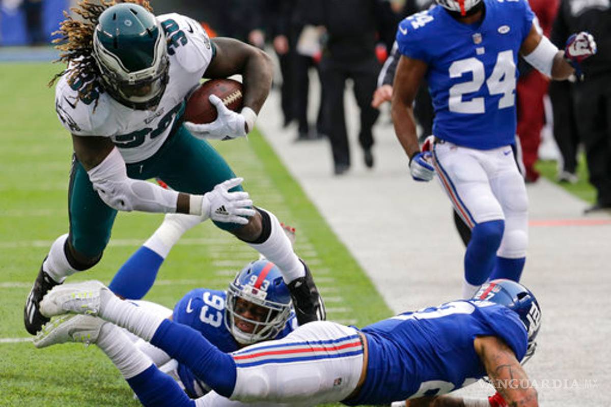 Eagles mantienen el vuelo sin Carson Wentz