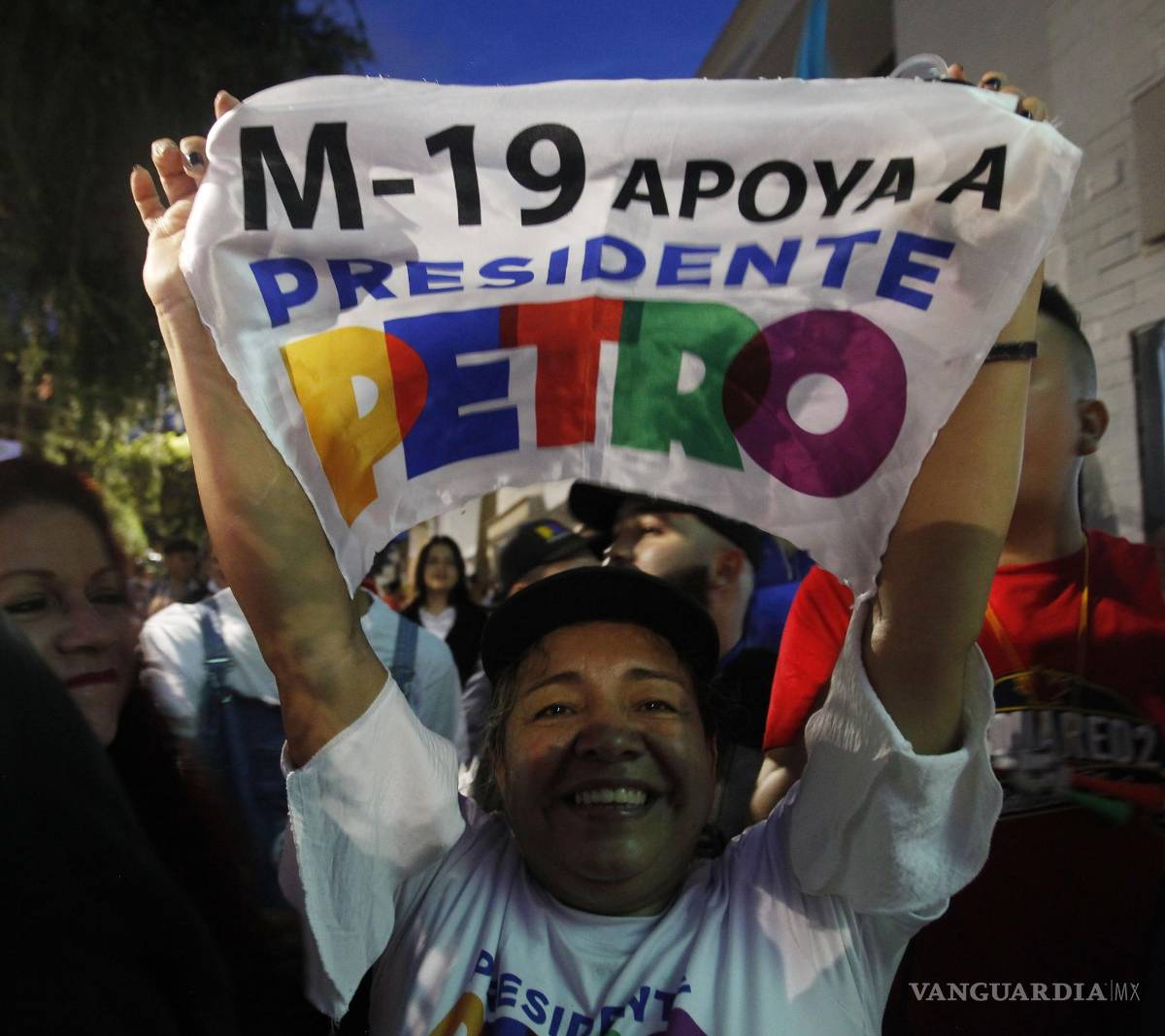$!Simpatizantes del presidente electo de Colombia, Gustavo Petro, celebran tras los resultados de las elecciones presidenciales en Bucaramanga, Colombia.