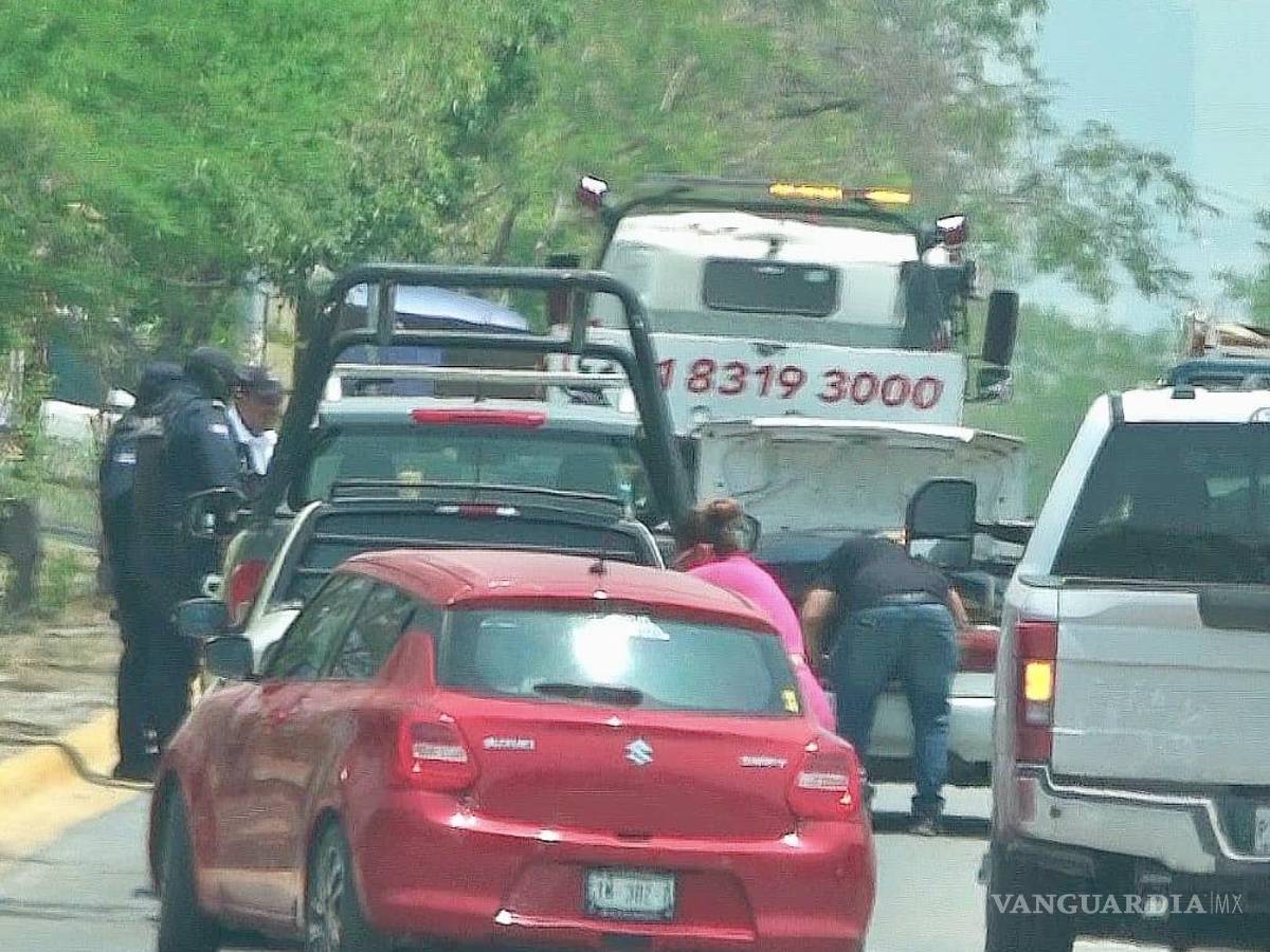 $!Momento en que policías de Santa Catarina abusan de su poder para detener a un colaborador de la campaña del candidato panista a la alcaldía.