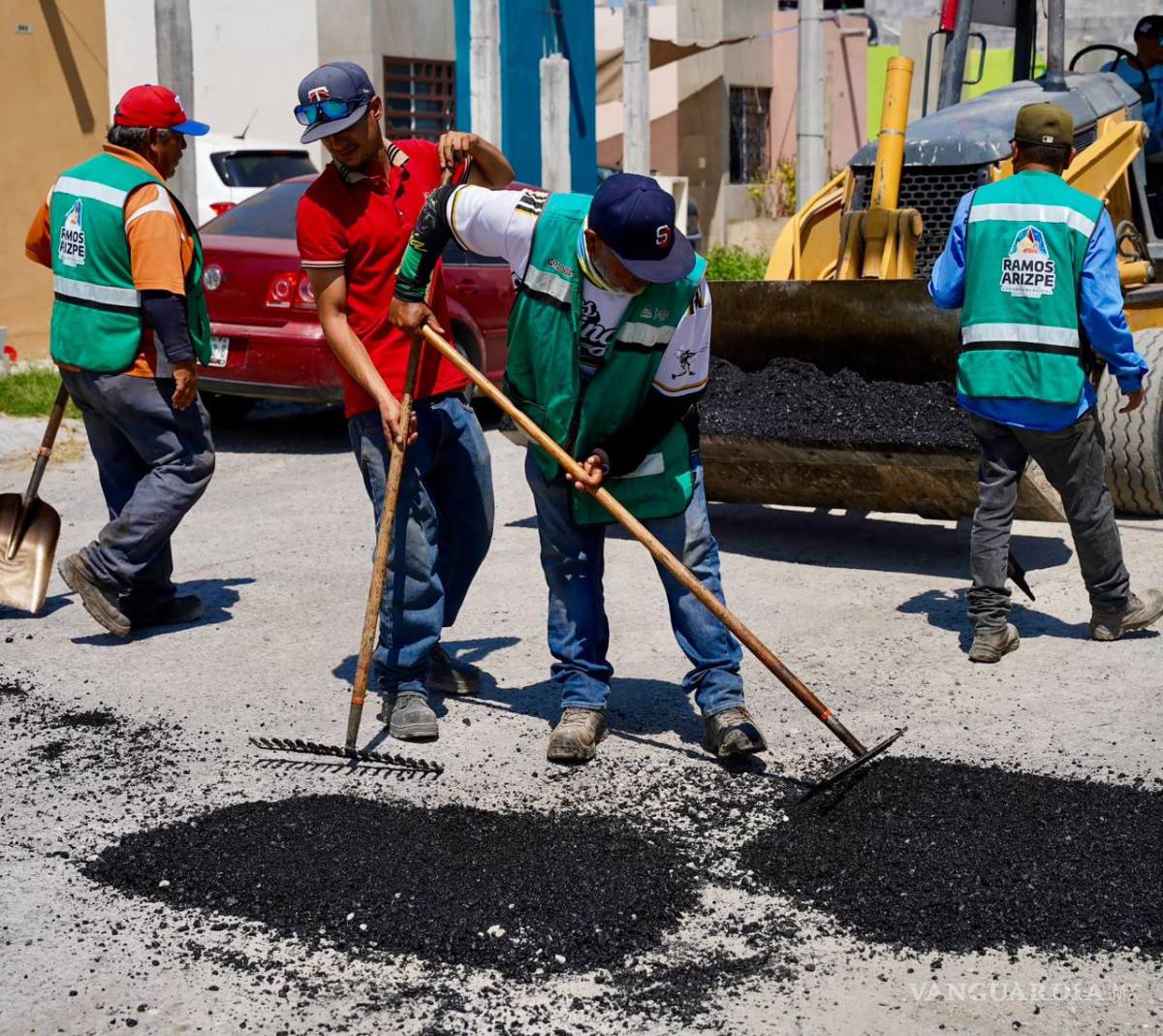 $!Las labores también se concentran en vialidades de la Zona Industrial, donde circulan vehículos particulares y unidades de carga.