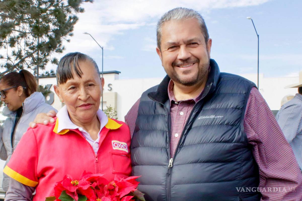 $!La entrega de nochebuenas forma parte de la agenda navideña que incluyó el Encendido Navideño 2025, evento que congregó a miles de familias en la Plaza Principal.